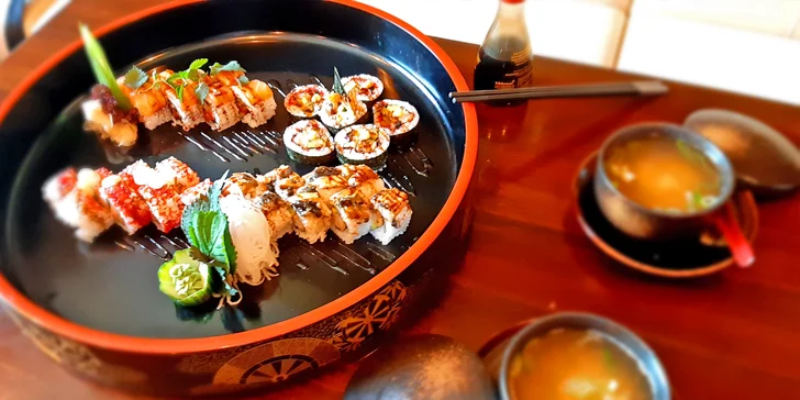 Sushi set s 16 nebo 30 ks i miso polévkami, restaurace s velkou zahrádkou