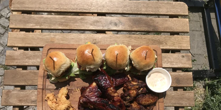 Americká hostina pro až 4 nebo 8 osob: Křídla, žebra, stripsy i burgery