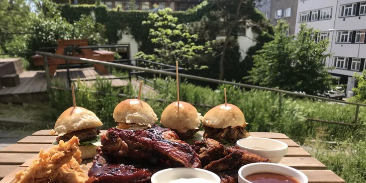 Americká hostina pro až 4 nebo 8 osob: Křídla, žebra, stripsy i burgery