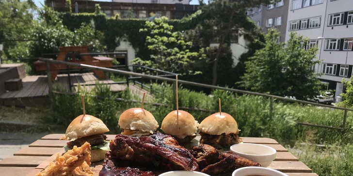 Americká hostina pro až 4 nebo 8 osob: Křídla, žebra, stripsy i burgery