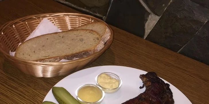 500 g nebo 1 kg voňavých uzených žeber a obloha v restauraci u Hlučínského jezera