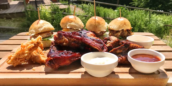 Americká hostina pro až 4 nebo 8 osob: Křídla, žebra, stripsy i burgery