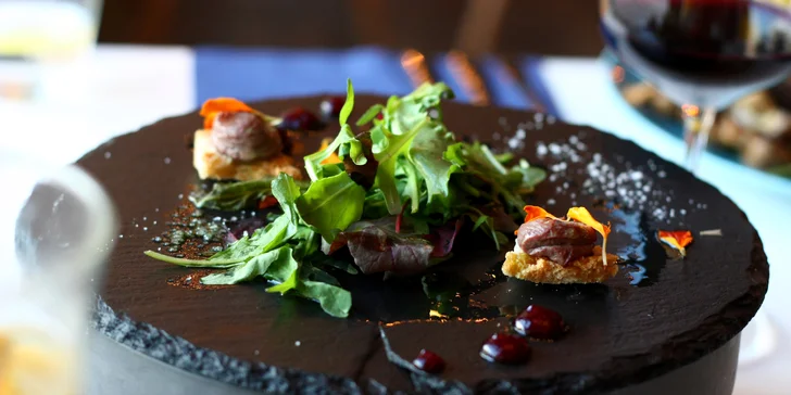 Vyladěné menu v Guestu pro 2 osoby: hovězí tatarák, rump steak i cheesecake