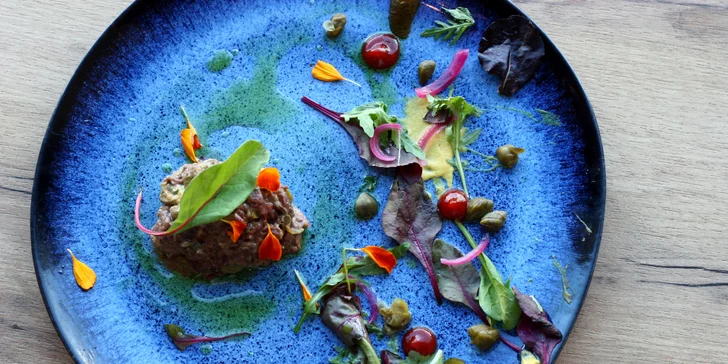 Vyladěné menu v Guestu pro 2 osoby: hovězí tatarák, rump steak i cheesecake