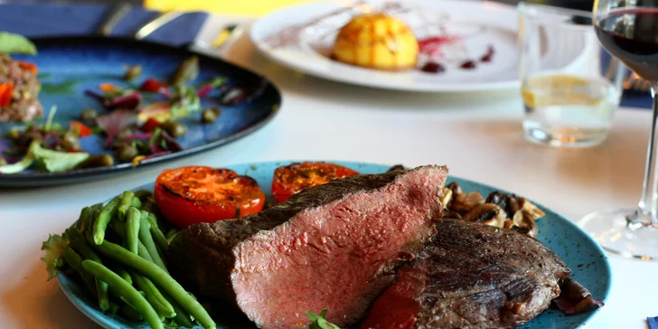 Vyladěné menu v Guestu pro 2 osoby: hovězí tatarák, rump steak i cheesecake