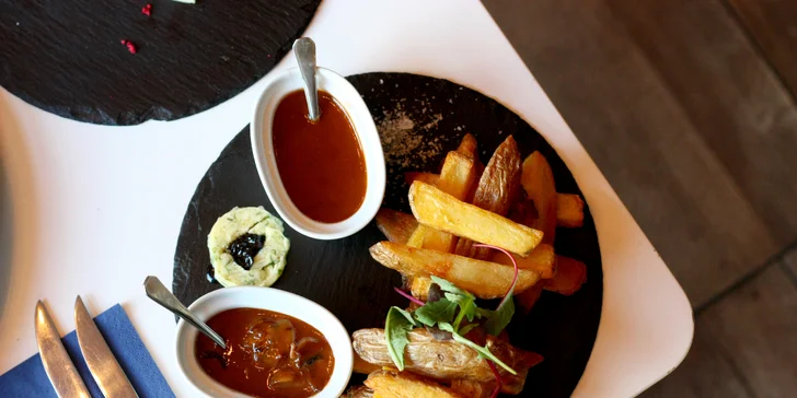 Vyladěné menu v Guestu pro 2 osoby: hovězí tatarák, rump steak i cheesecake