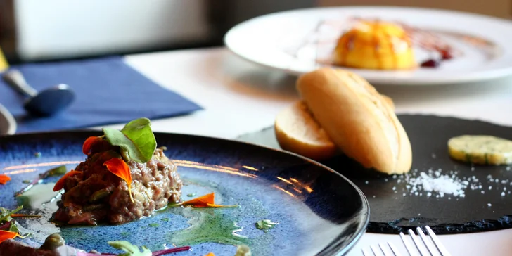 Vyladěné menu v Guestu pro 2 osoby: hovězí tatarák, rump steak i cheesecake