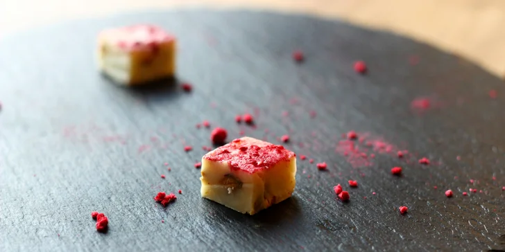 Vyladěné menu v Guestu pro 2 osoby: hovězí tatarák, rump steak i cheesecake