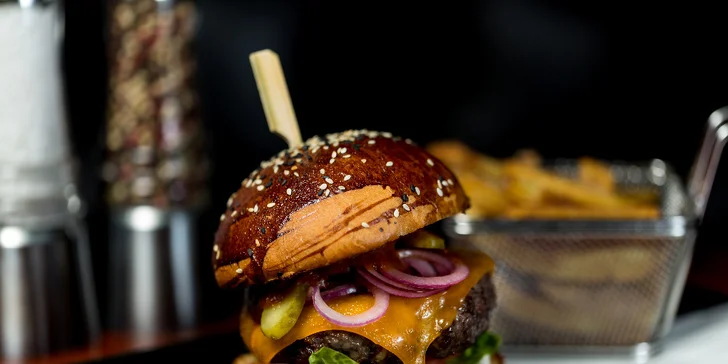 Pořádné menu pro jednoho i pro dva: burger, quesadilla, sendvič či tacos, hranolky a pivo