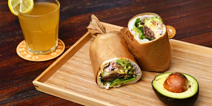 Burrito s avokádem, trhaným hovězím a jalapeño a domácí ledový čaj
