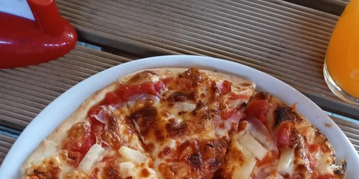 Zábava pro celou partu: 1 nebo 2 křupavé pizzy dle vašeho gusta a hodina bowlingu
