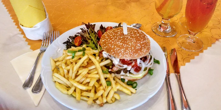 Kuřecí, hovězí nebo vepřový burger podle výběru a hranolky pro 1 i 2 osoby