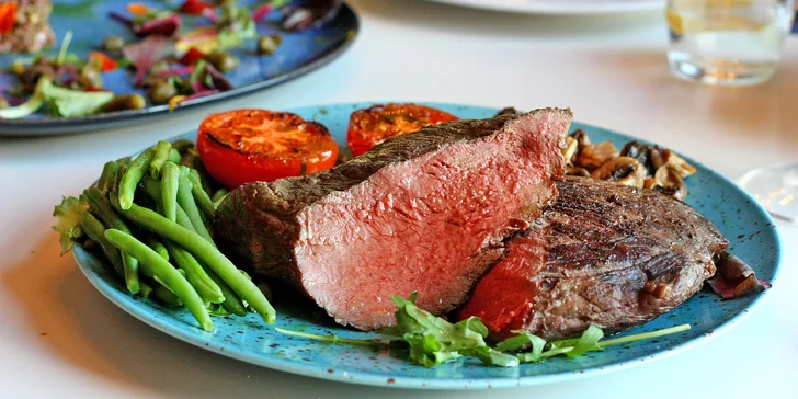Vyladěné menu v Guestu pro 2 osoby: hovězí tatarák, rump steak i cheesecake