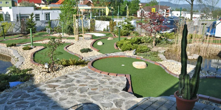 Celodenní vstup na venkovní adventure golf v Liberci pro jednoho, pár i rodinu