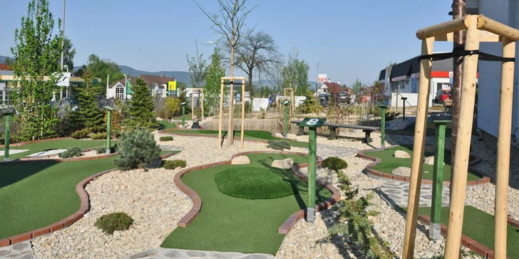 Celodenní vstup na venkovní adventure golf v Liberci pro jednoho, pár i rodinu