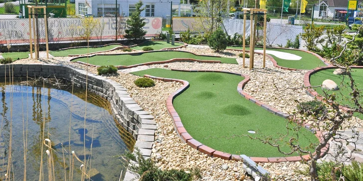 Celodenní vstup na venkovní adventure golf v Liberci pro jednoho, pár i rodinu