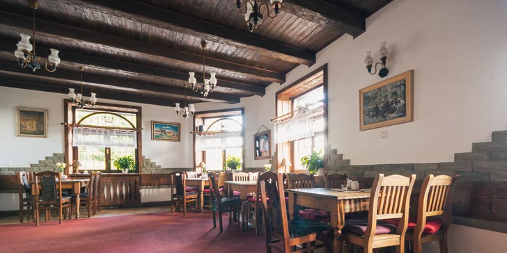 Hostina pro čtyři jedlíky U Mámy: 2 kg pečené kachny s červeným i bílým zelím a knedlíky