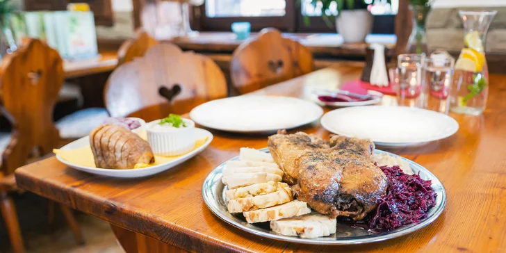 Hostina pro čtyři jedlíky U Mámy: 2 kg pečené kachny s červeným i bílým zelím a knedlíky