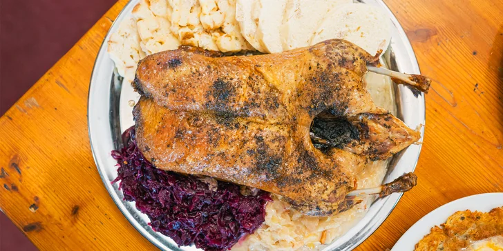 Hostina pro čtyři jedlíky U Mámy: 2 kg pečené kachny s červeným i bílým zelím a knedlíky