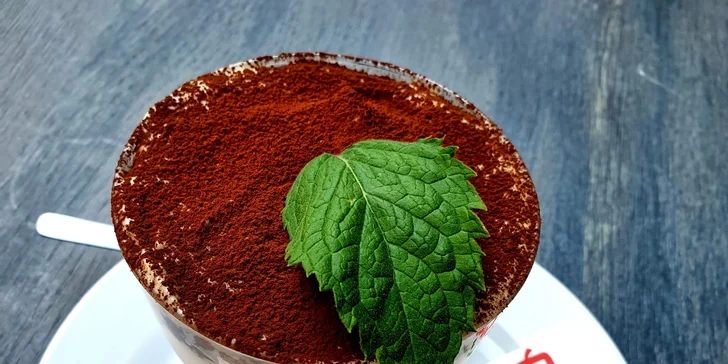 Posezení v moderním italském bistru v centru: tiramisu a káva nebo čaj pro 1–2 osoby