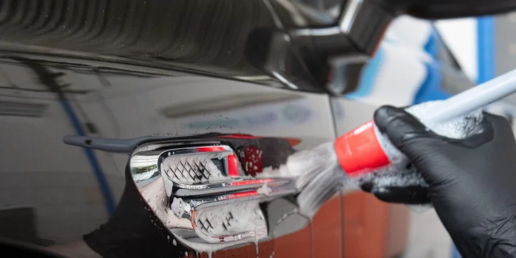 Car detailing vozu: ruční mytí, kompletní vyluxování, čištění laku i tepování interiéru