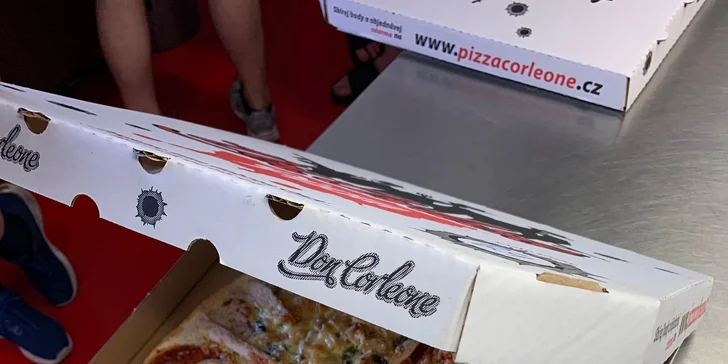 Velká pizza Don Corleone: 45 cm, na každé čtvrtce jiné obložení