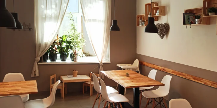 Vafle, palačinka či lívance s kávou, koktejlem nebo ohnivou fontánou