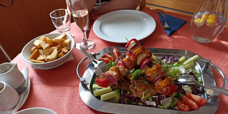 Tříchodové menu pro 2 osoby: přípitek, grilované maso i dezert z mascarpone