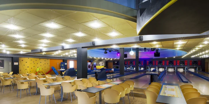 Skvělá zábava a občerstvení až pro 8 osob: bowling a mix naložených sýrů