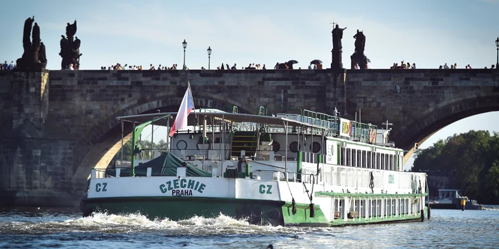 2hodinová plavba po Vltavě, skvělý dárek: úžasné výhledy a oběd nebo večeře na palubě