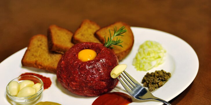 Maxi tatarák, pečené vepřové kolínko nebo Pražská šunka v restauraci U Sedlerů