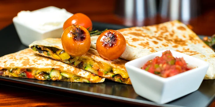 Pořádné menu pro jednoho i pro dva: burger, quesadilla, sendvič či tacos, hranolky a pivo