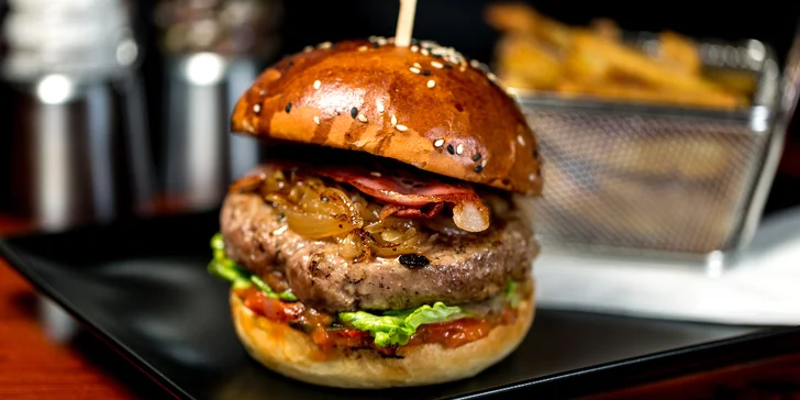 Pořádné menu pro jednoho i pro dva: burger, quesadilla, sendvič či tacos, hranolky a pivo