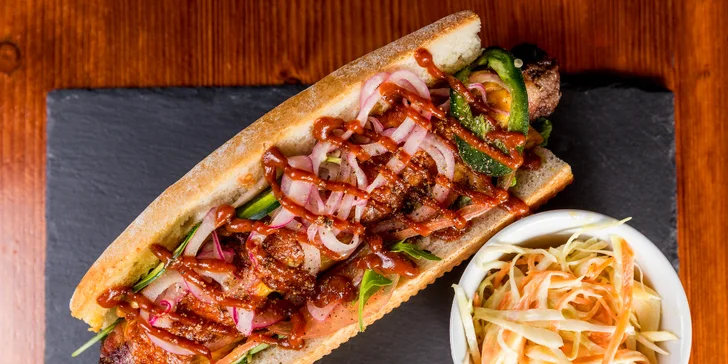 Pořádné menu pro jednoho i pro dva: burger či quesadilla, hranolky i pivo