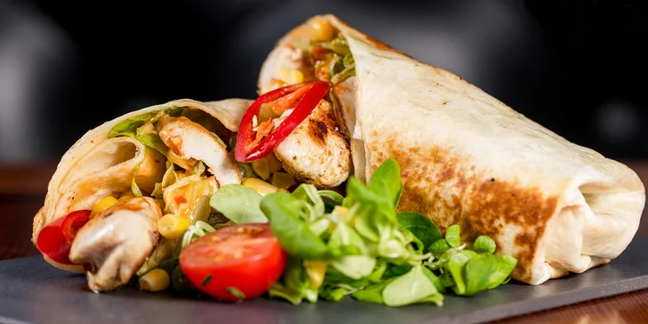 Pořádné menu pro jednoho i pro dva: burger, quesadilla, sendvič či tacos, hranolky a pivo