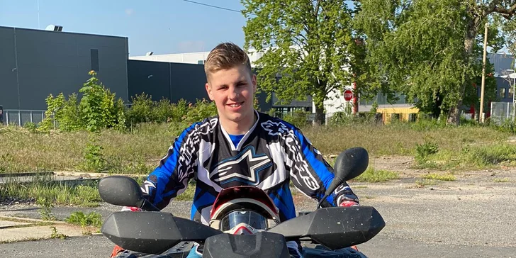 Zábava pro celou rodinu: Jízda na čtyřkolce pro dospělého i děti