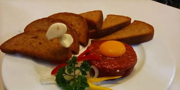 250 g míchaného tataráku ze zadního hovězího a 12 křupavých topinek