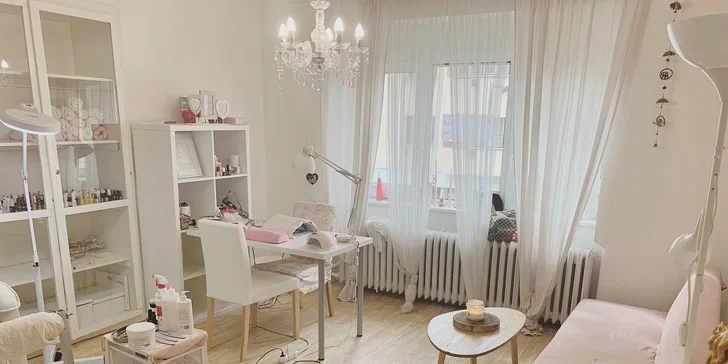 Ruce jako ze škatulky: manikúra s gel lakem i modeláží kaučukovým gelem