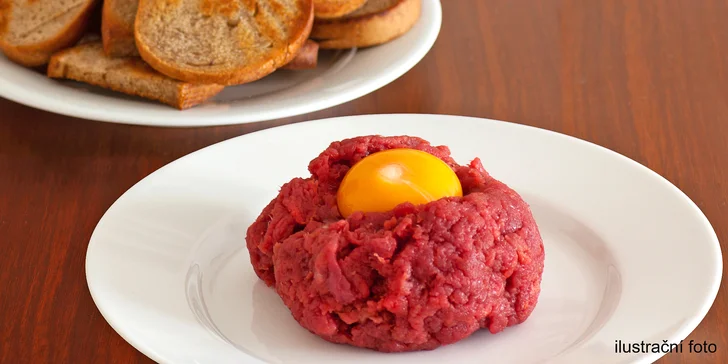 250 g míchaného tataráku ze zadního hovězího a 12 křupavých topinek