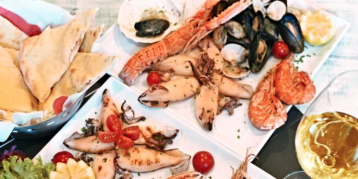 Mořská hostina s vínem a citronovým likérem pro dva v restauraci Casanova