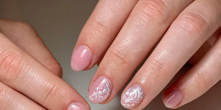 Ruce jako ze škatulky: manikúra s gel lakem i modeláží kaučukovým gelem