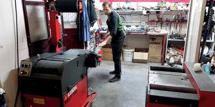 Důkladný a rychlý servis lyží nebo snowboardu pro zimní radovánky