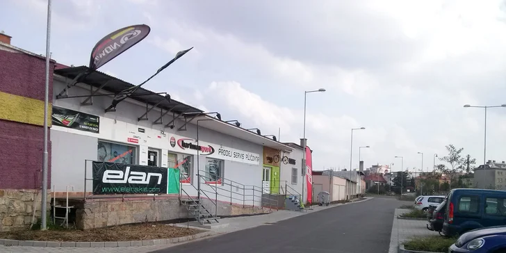 Důkladný a rychlý servis lyží nebo snowboardu pro zimní radovánky