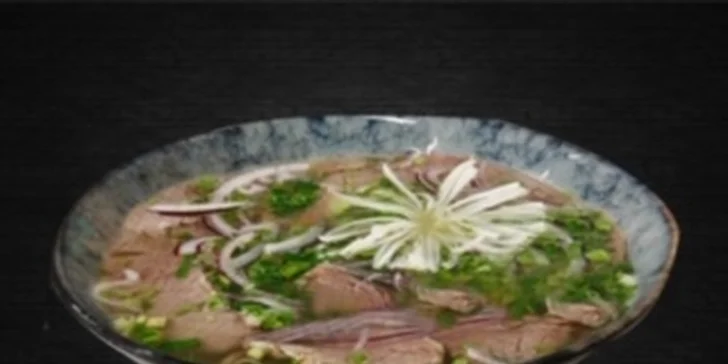 Výběr z menu thajské restaurace: pad thai, tonkatsu ramen i bún bò nam bộ