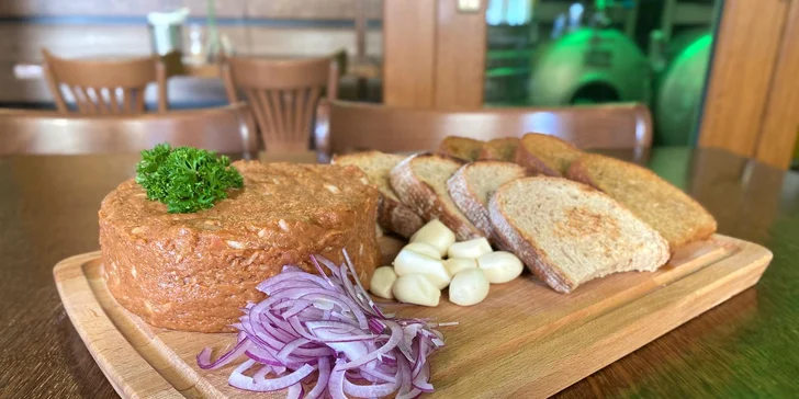 Ve dvou i s partou na tatarák: 250 nebo 800 gramů v Naší Hospodě na Karlovině