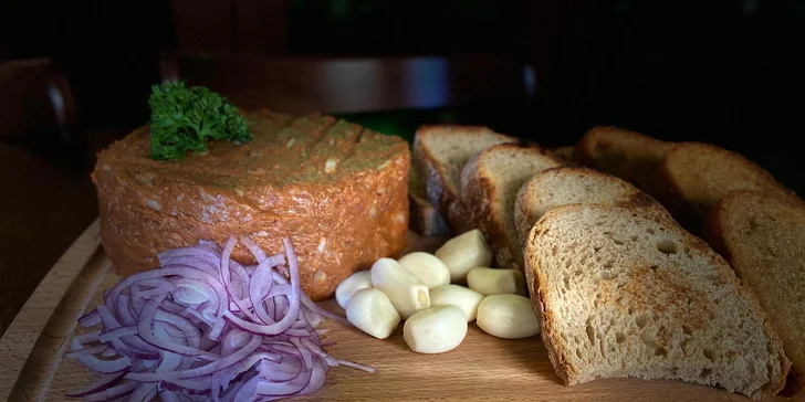 Ve dvou i s partou na tatarák: 250 nebo 800 gramů v Naší Hospodě na Karlovině