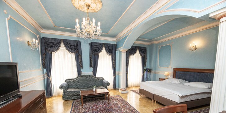 Elegantní hotel na kolonádě ve Varech: snídaně i večeře a vstup do lázní