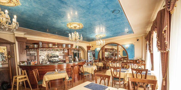 Elegantní hotel na kolonádě ve Varech: snídaně či polopenze a vstup do lázní