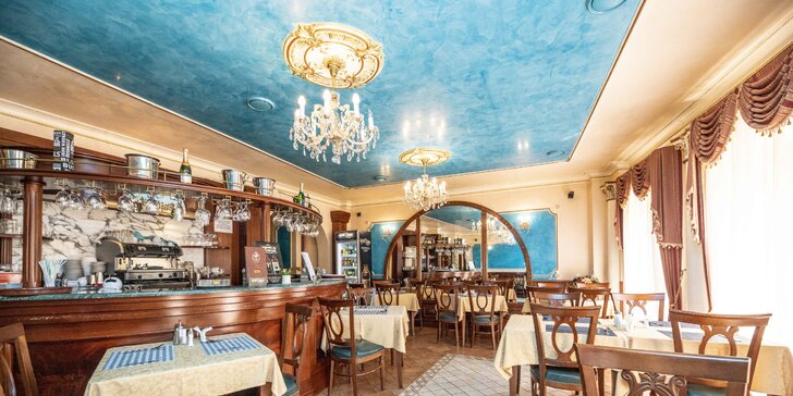 Elegantní hotel na kolonádě ve Varech: snídaně i večeře a vstup do lázní