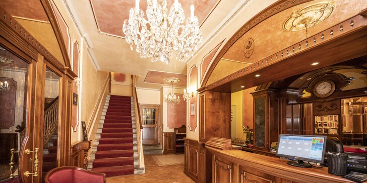 Elegantní hotel na kolonádě ve Varech: snídaně či polopenze a dárky